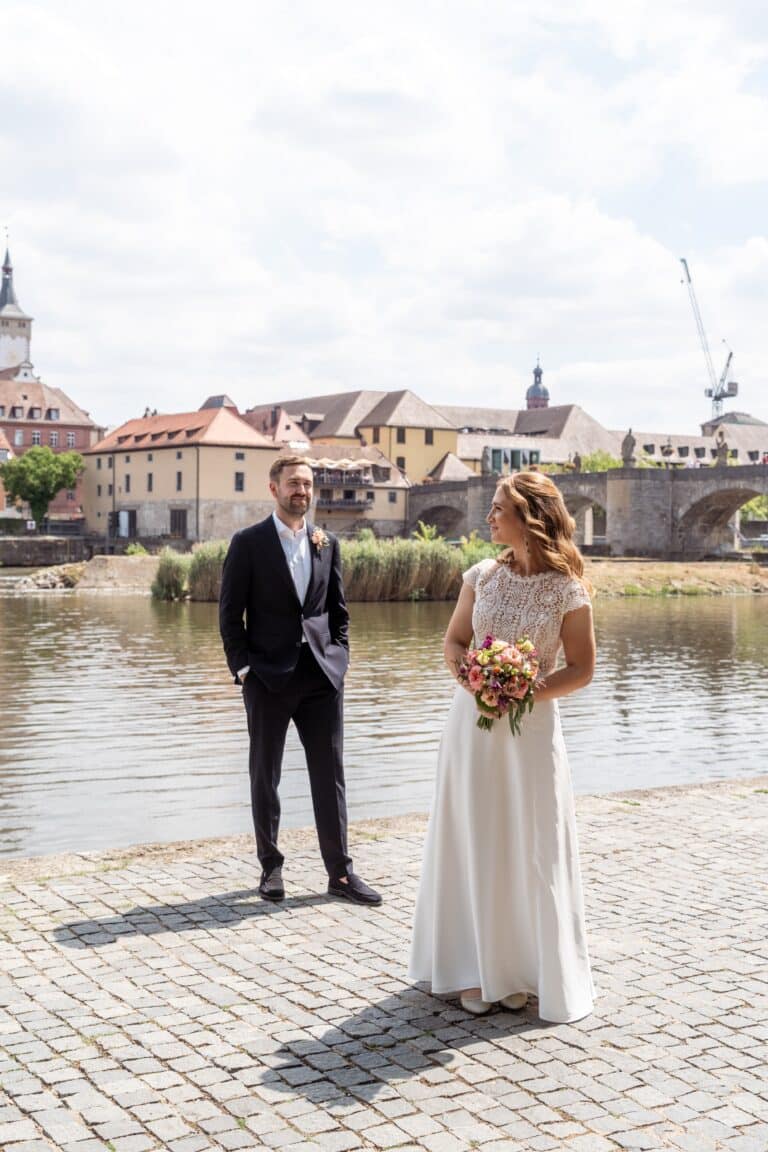 00983-florian-knusper-hochzeitsfotograf-wuerzburg-brautpaar-am-flussufer-Schlosshotel Steinburg Wuerzburg