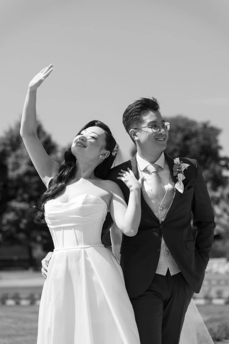 00988-3-florian-knusper-hochzeitsfotograf-wuerzburg-brautpaar-im-garten-Hotel Schindlerhof Nuernberg