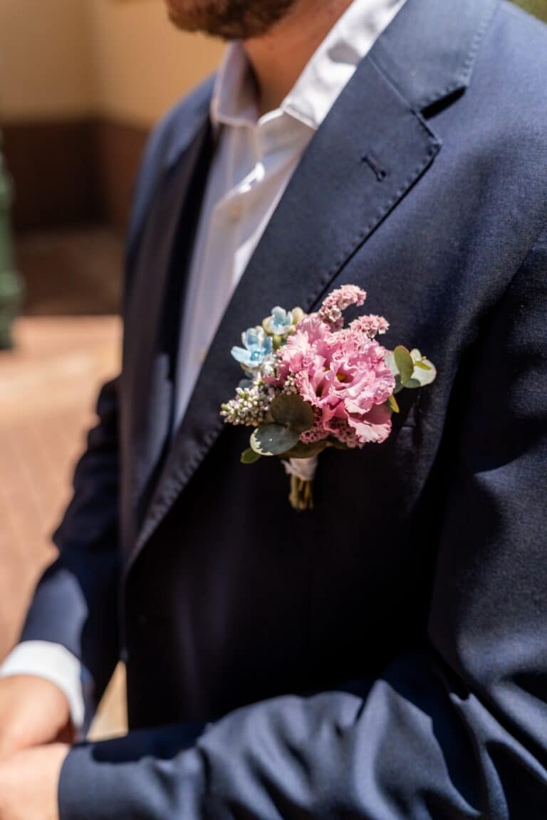 00995-florian-knusper-hochzeitsfotograf-wuerzburg-anzug-mit-blumenanstecker-hofgut hünnersdorf