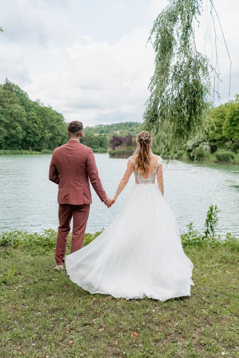 00996-florian-knusper-hochzeitsfotograf-wuerzburg-brautpaar-am-seeufer-Das Retz