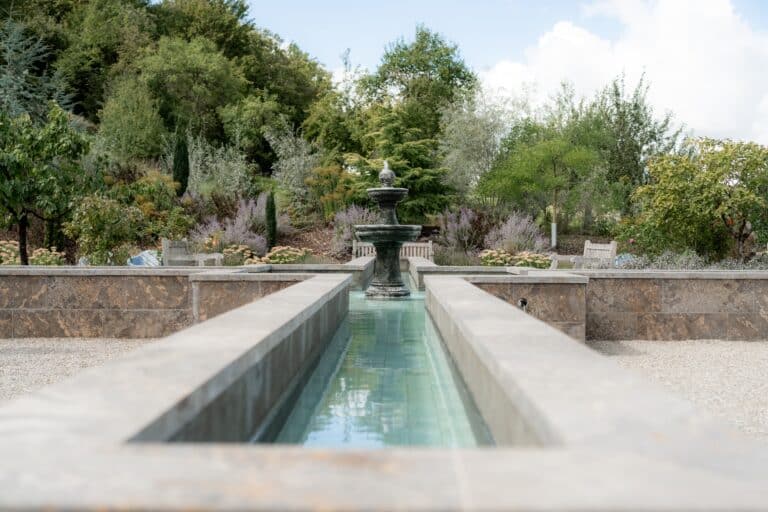 01000-florian-knusper-hochzeitsfotograf-wuerzburg-garten-mit-springbrunnen-Villa Oriental