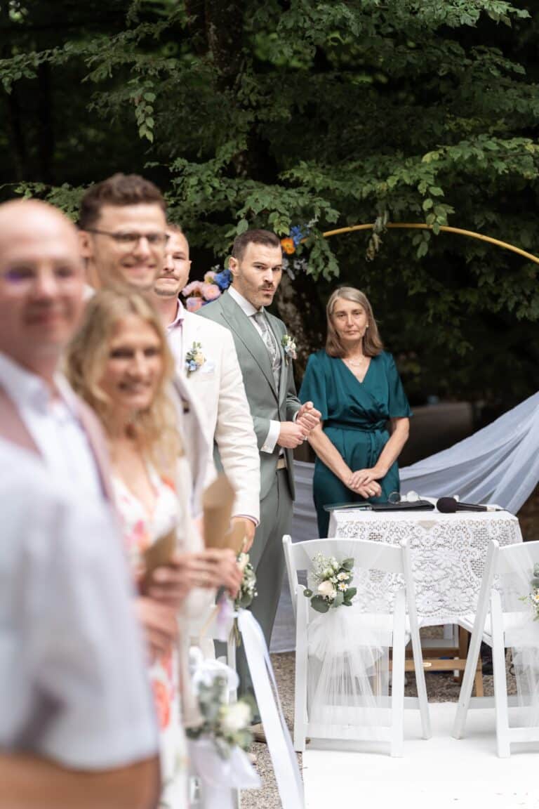 01001-florian-knusper-hochzeitsfotograf-wuerzburg-gruppe-von-gaesten-im-garten-villa-oriental