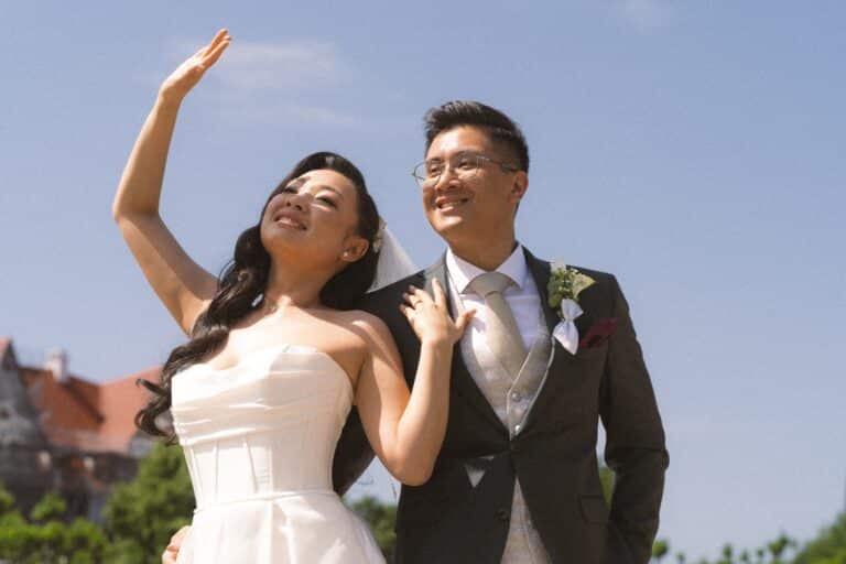 01003-florian-knusper-hochzeitsfotograf-wuerzburg-brautpaar-im-freien-Hotel Schindlerhof Nuernberg