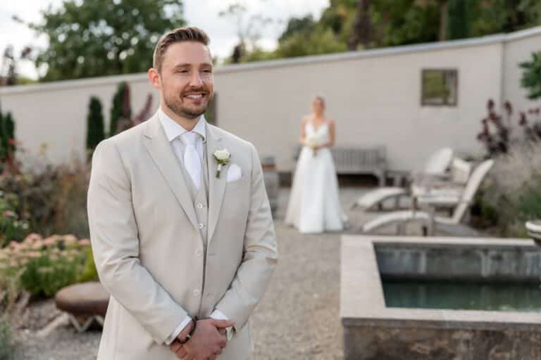 01027-florian-knusper-hochzeitsfotograf-wuerzburg-braeutigam-im-garten-Villa Oriental