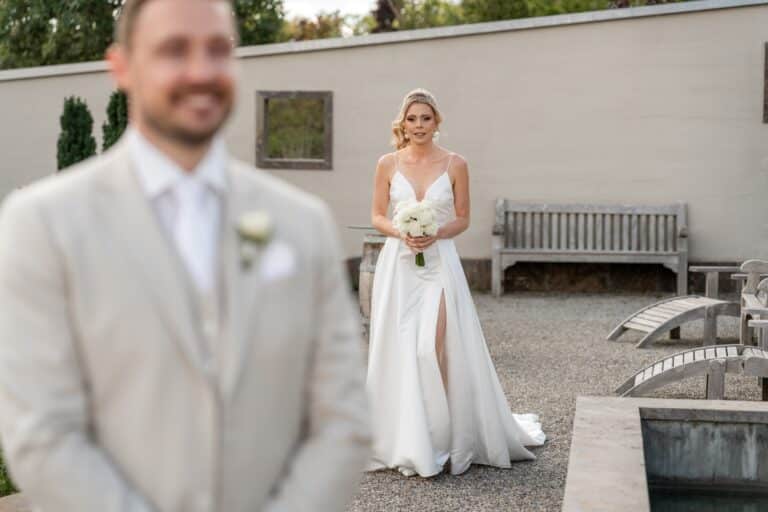 01032-florian-knusper-hochzeitsfotograf-wuerzburg-brautpaar-im-garten-Villa Oriental