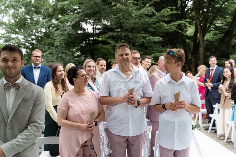 01042-florian-knusper-hochzeitsfotograf-wuerzburg-gruppe-von-gaesten-villa-oriental