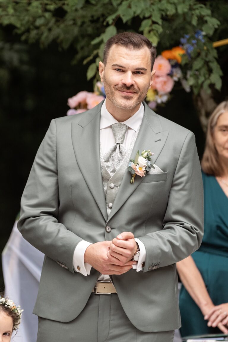 01046-2-florian-knusper-hochzeitsfotograf-wuerzburg-mann-im-anzug-mit-blumenstraeusschen-villa-oriental