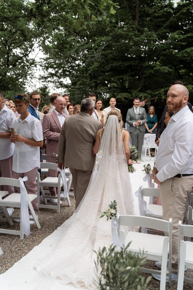 01050-florian-knusper-hochzeitsfotograf-wuerzburg-einzug-der-braut-villa-oriental