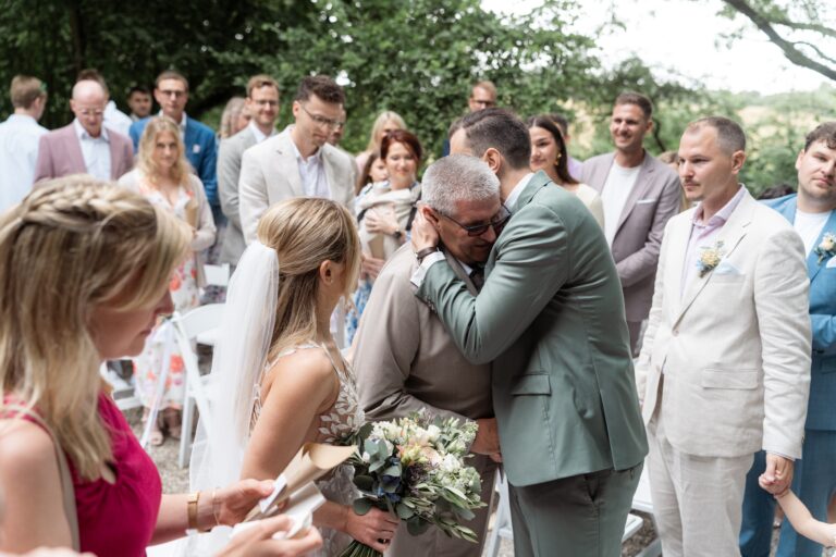 01053-florian-knusper-hochzeitsfotograf-wuerzburg-trauung-im-freien-villa-oriental