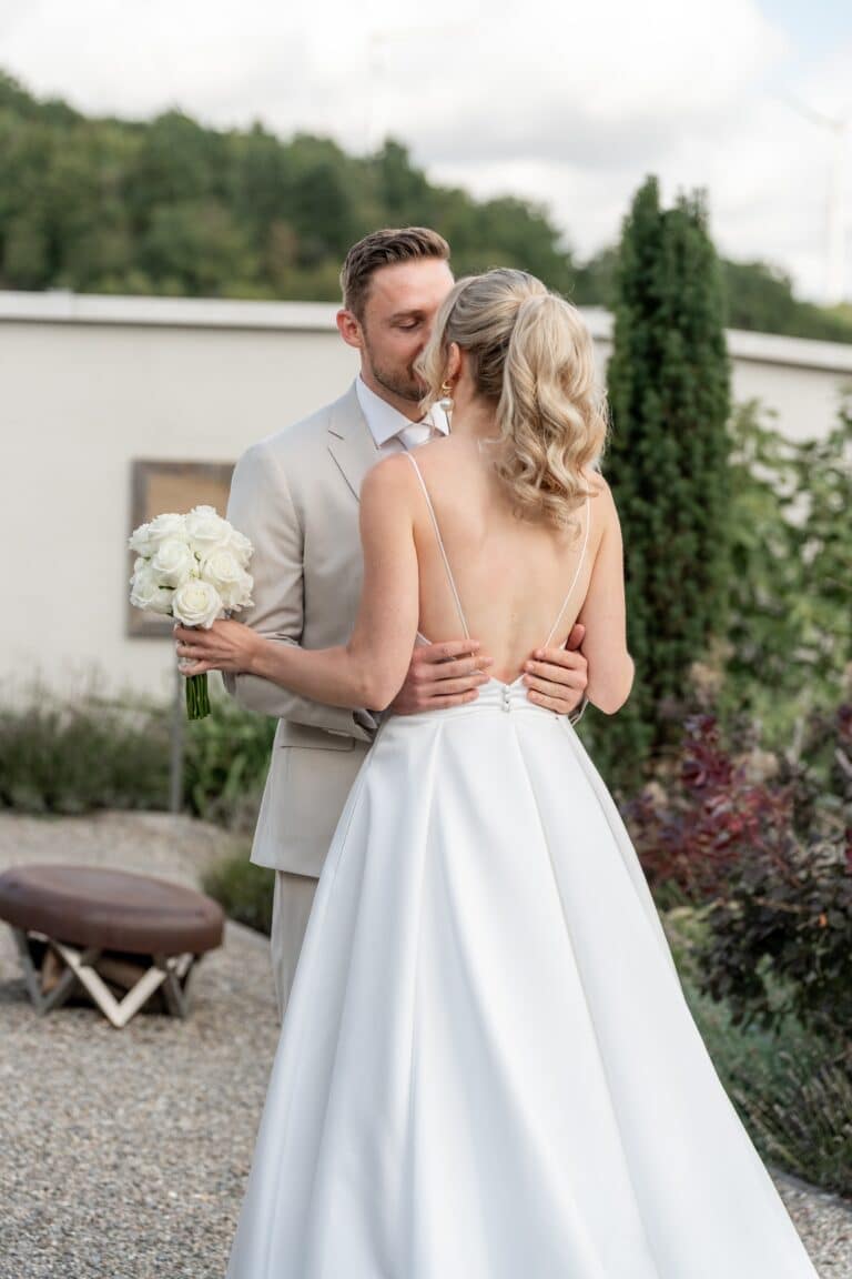 01057-florian-knusper-hochzeitsfotograf-wuerzburg-brautpaar-im-garten-Villa Oriental