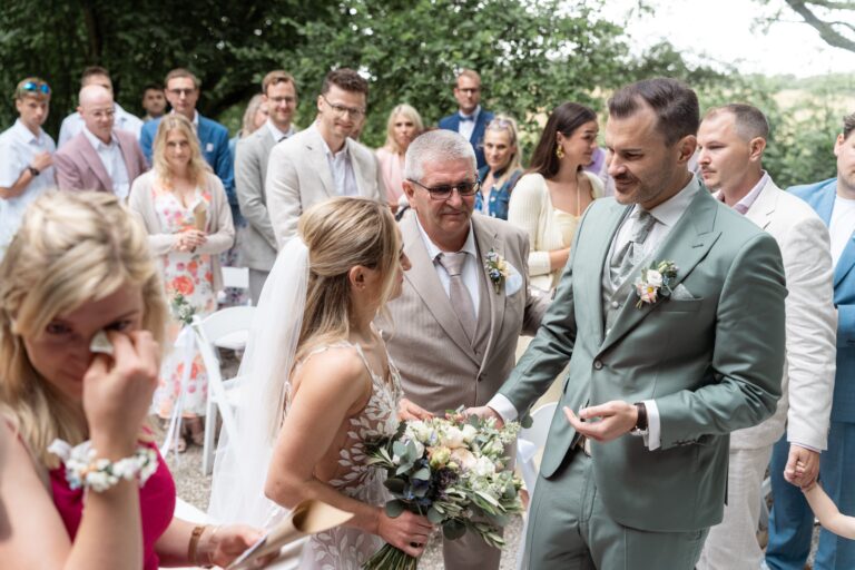 01057-florian-knusper-hochzeitsfotograf-wuerzburg-brautpaar-mit-gaesten-villa-oriental