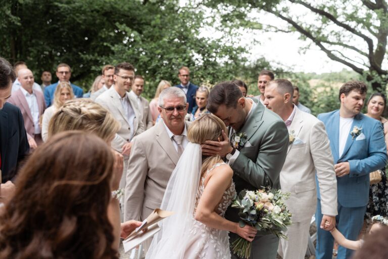 01062-florian-knusper-hochzeitsfotograf-wuerzburg-brautpaar-mit-gaesten-draussen-villa-oriental