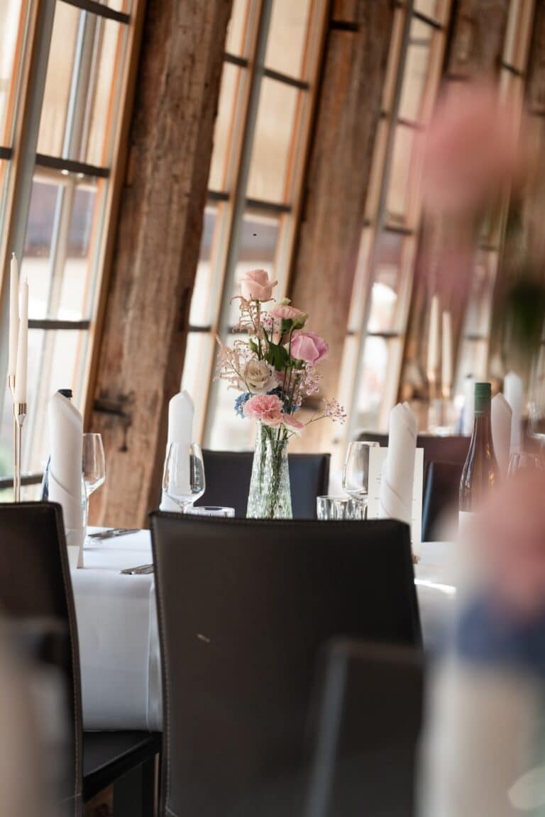01069-florian-knusper-hochzeitsfotograf-wuerzburg-tischdekoration-mit-blumenstrauss-Kloster Bronnbach