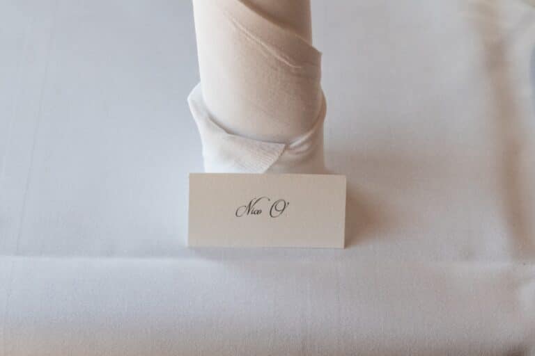 01077-2-florian-knusper-hochzeitsfotograf-wuerzburg-serviette-mit-platzkarte-Kloster Bronnbach