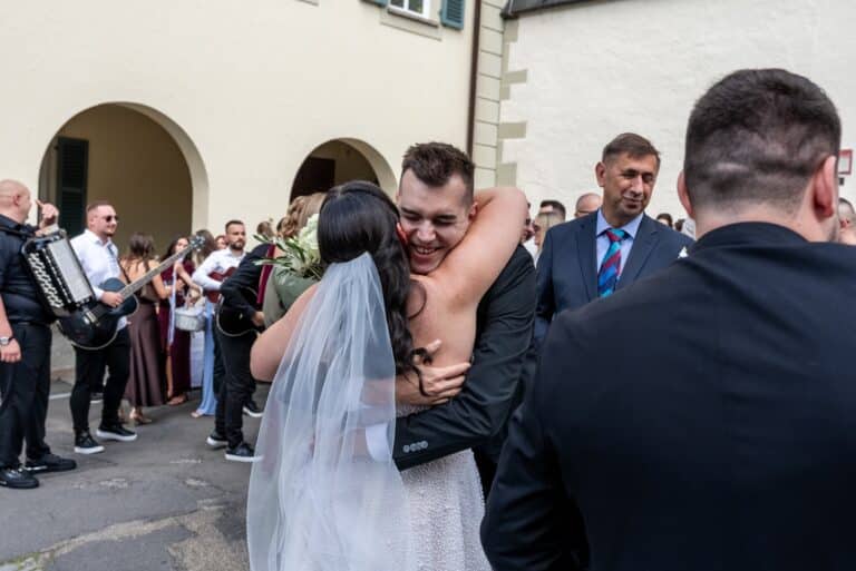 01083-florian-knusper-hochzeitsfotograf-wuerzburg-paar-umarmung-vor-location-villa-oriental