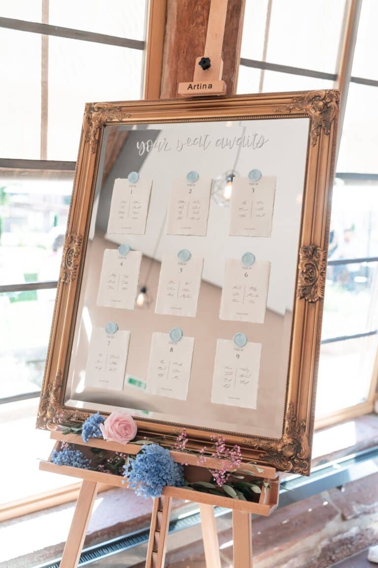 01083-florian-knusper-hochzeitsfotograf-wuerzburg-tischplan-im-bilderrahmen-Kloster Bronnbach