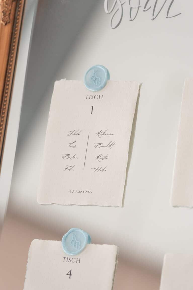 01086-florian-knusper-hochzeitsfotograf-wuerzburg-tischkarte-mit-siegel-Kloster Bronnbach