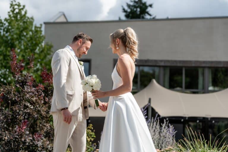 01091-florian-knusper-hochzeitsfotograf-wuerzburg-brautpaar-im-garten-Villa Oriental