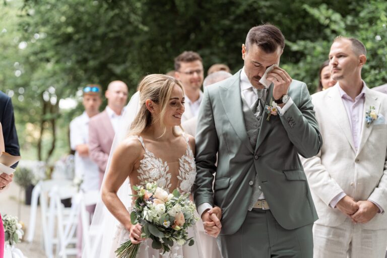 01092-florian-knusper-hochzeitsfotograf-wuerzburg-brautpaar-mit-gaesten-villa-oriental