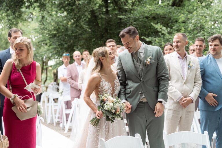 01103-florian-knusper-hochzeitsfotograf-wuerzburg-brautpaar-mit-gaesten-villa-oriental