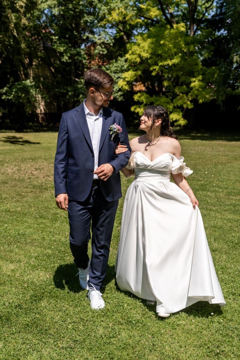 01106-florian-knusper-hochzeitsfotograf-wuerzburg-brautpaar-im-garten-hofgut hünnersdorf