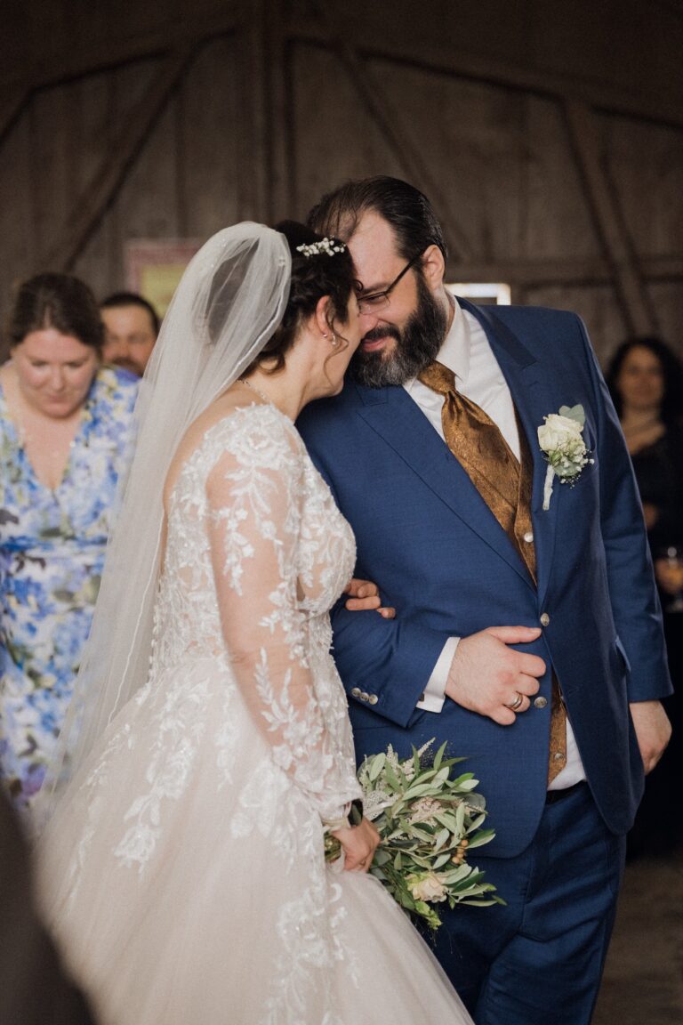 01121-florian-knusper-hochzeitsfotograf-wuerzburg-brautpaar-in-holzsaal-Schloss Oberschwarzach