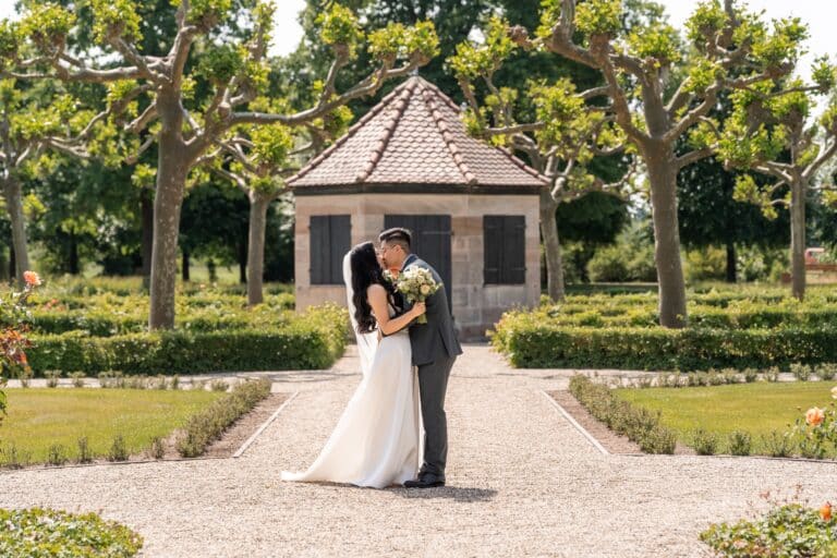 01131-florian-knusper-hochzeitsfotograf-wuerzburg-brautpaar-im-garten-Hotel Schindlerhof Nuernberg