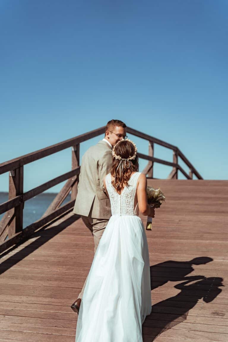 01136-florian-knusper-hochzeitsfotograf-wuerzburg-brautpaar-auf-bruecke-Dänischer Pavillon