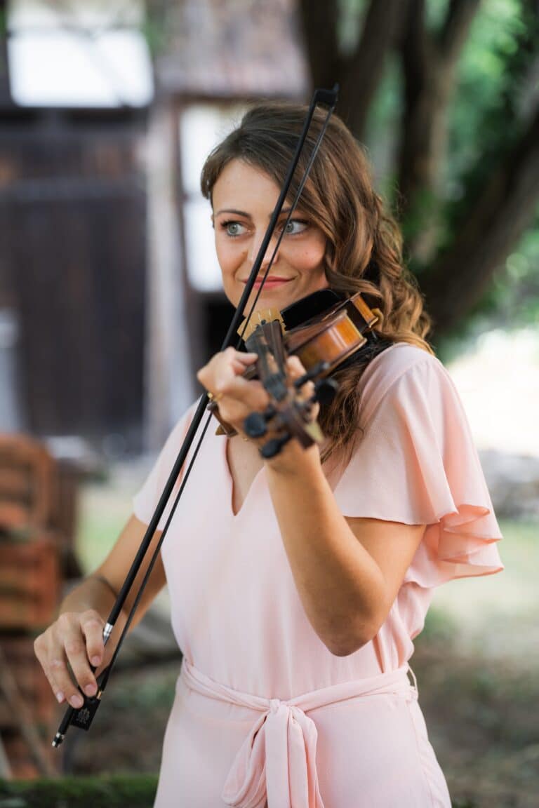 01143-florian-knusper-hochzeitsfotograf-wuerzburg-geigerin-im-garten