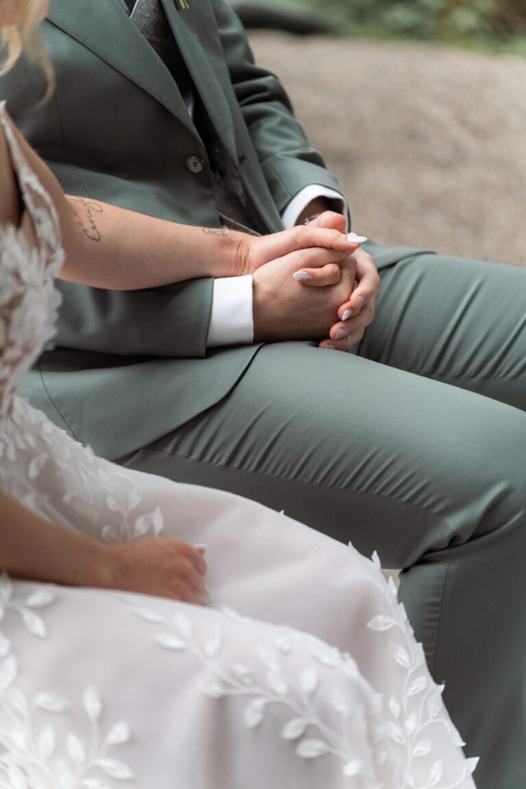 01149-florian-knusper-hochzeitsfotograf-wuerzburg-brautpaar-haendchenhaltend-sitzend-villa-oriental