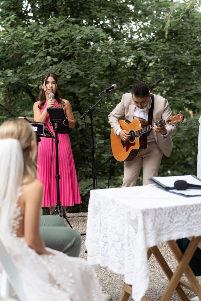 Musiker und Sängerin bei Trauung im Freien