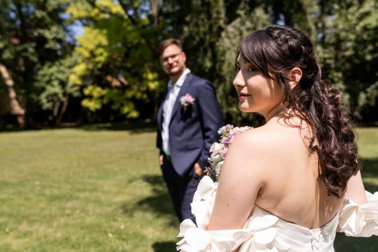 01168-florian-knusper-hochzeitsfotograf-wuerzburg-brautpaar-im-garten-hofgut hünnersdorf