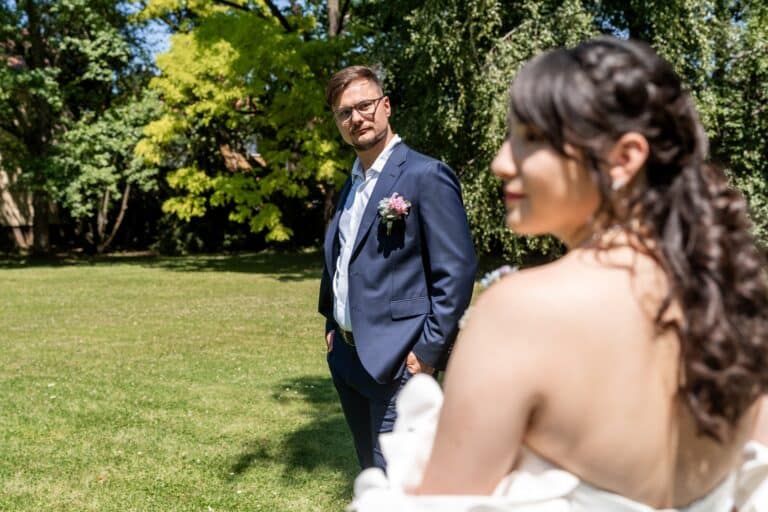 01172-florian-knusper-hochzeitsfotograf-wuerzburg-brautpaar-im-garten-hofgut hünnersdorf