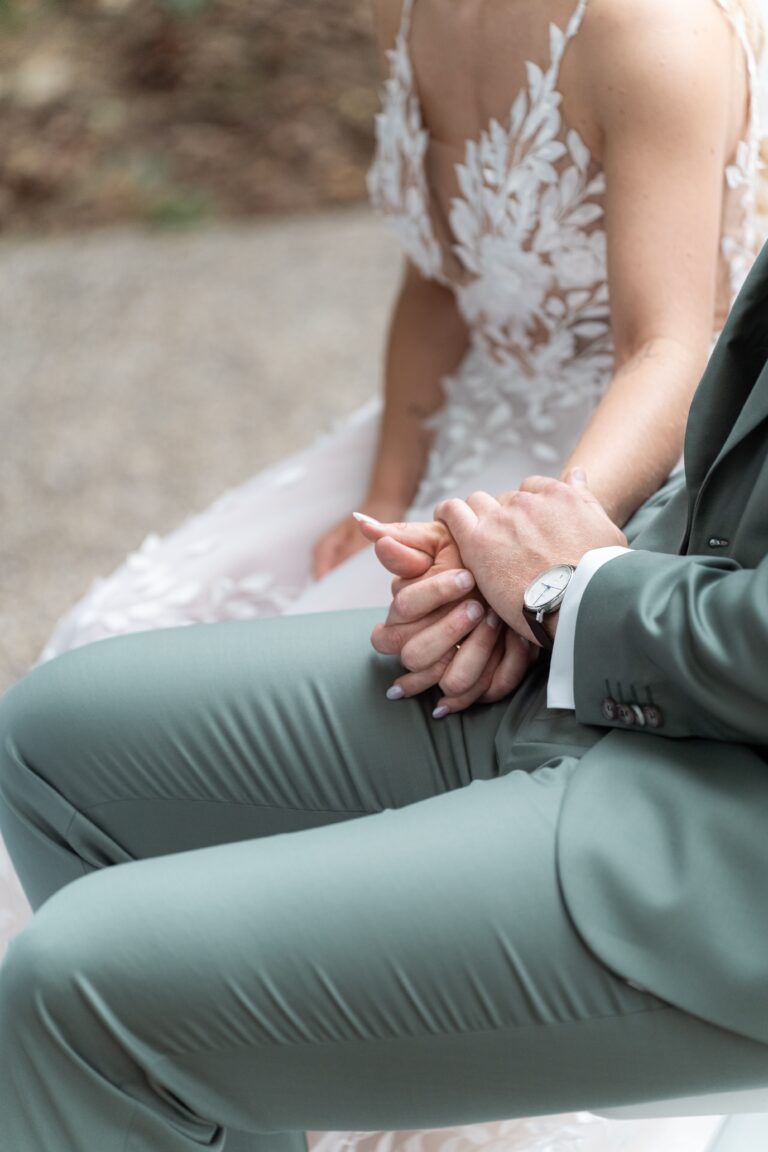 01184-florian-knusper-hochzeitsfotograf-wuerzburg-brautpaar-haende-halten-villa-oriental