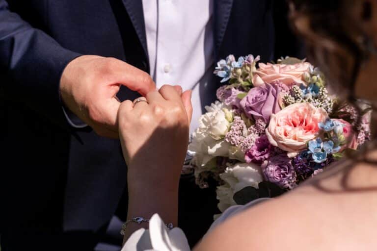 01187-florian-knusper-hochzeitsfotograf-wuerzburg-ringe-anstecken-hofgut hünnersdorf