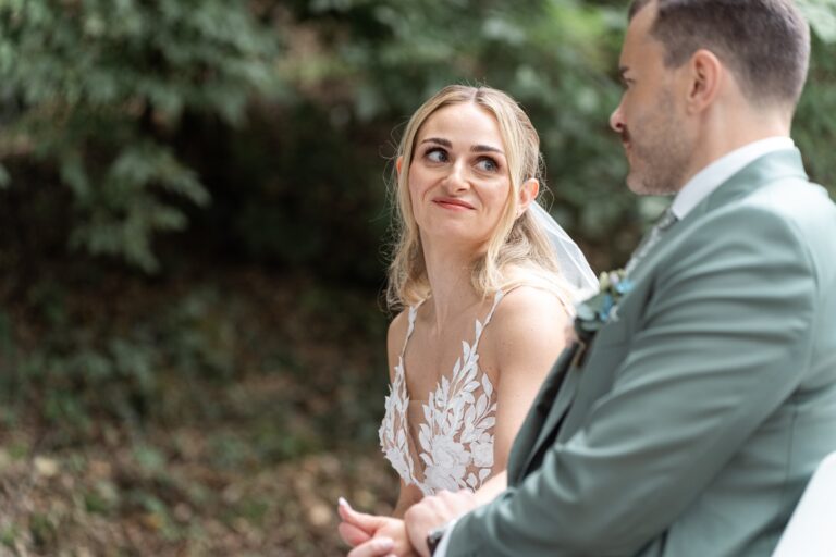 01189-florian-knusper-hochzeitsfotograf-wuerzburg-brautpaar-im-garten-villa-oriental