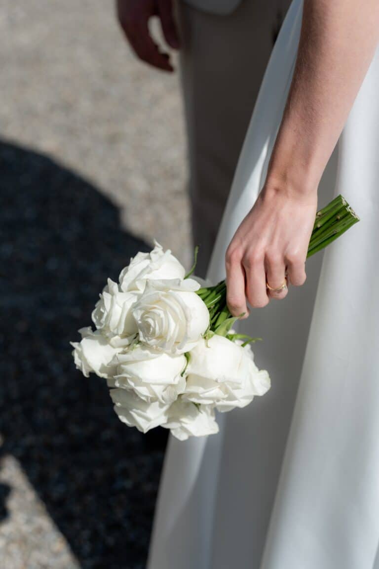01190-florian-knusper-hochzeitsfotograf-wuerzburg-brautstrauss-mit-weissen-rosen-Villa Oriental