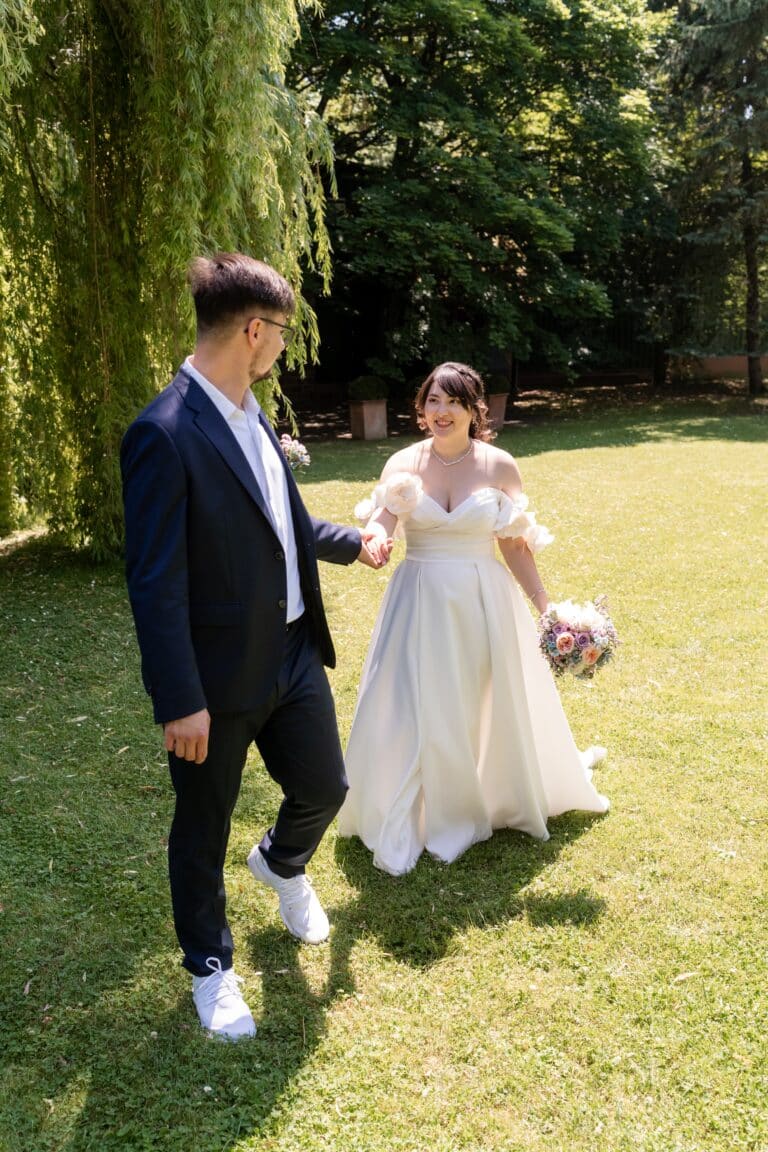 01195-florian-knusper-hochzeitsfotograf-wuerzburg-brautpaar-im-garten-hofgut hünnersdorf