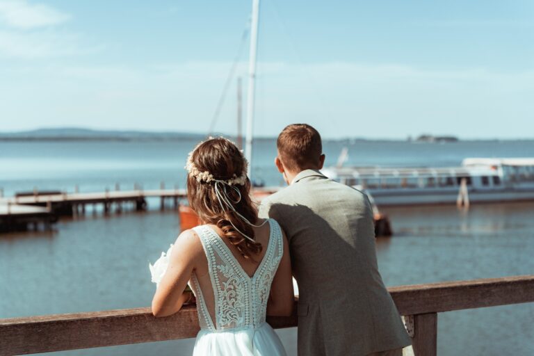 01207-florian-knusper-hochzeitsfotograf-wuerzburg-brautpaar-am-wasser-Dänischer Pavillon