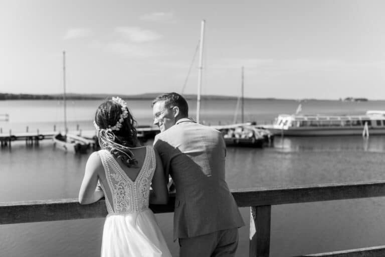 01214-2-florian-knusper-hochzeitsfotograf-wuerzburg-brautpaar-am-wasser-Dänischer Pavillon