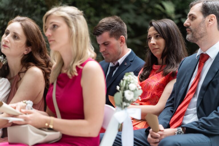 01215-florian-knusper-hochzeitsfotograf-wuerzburg-gaeste-beim-zeremonie-sitzen-villa-oriental