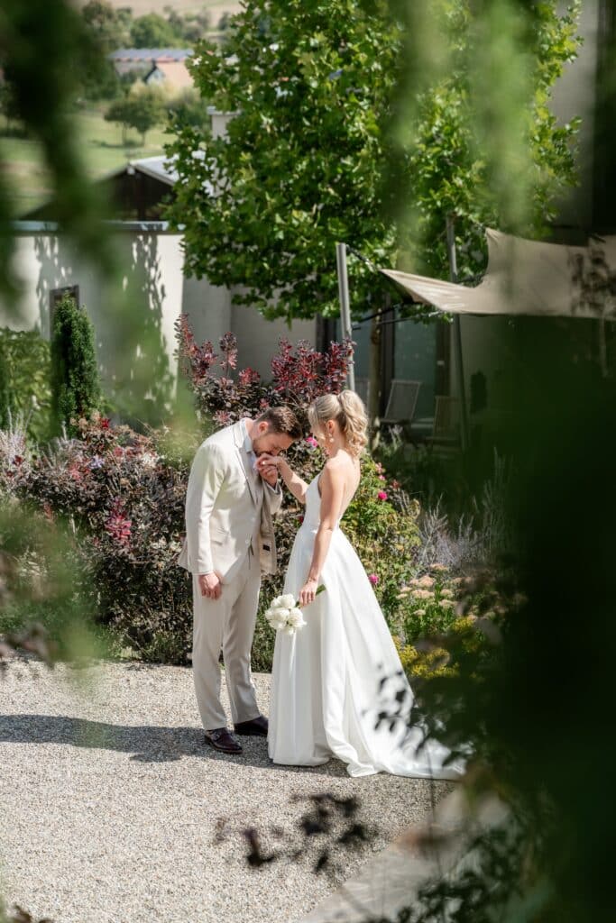 Brautpaar im Garten mit sommerlicher Dekoration