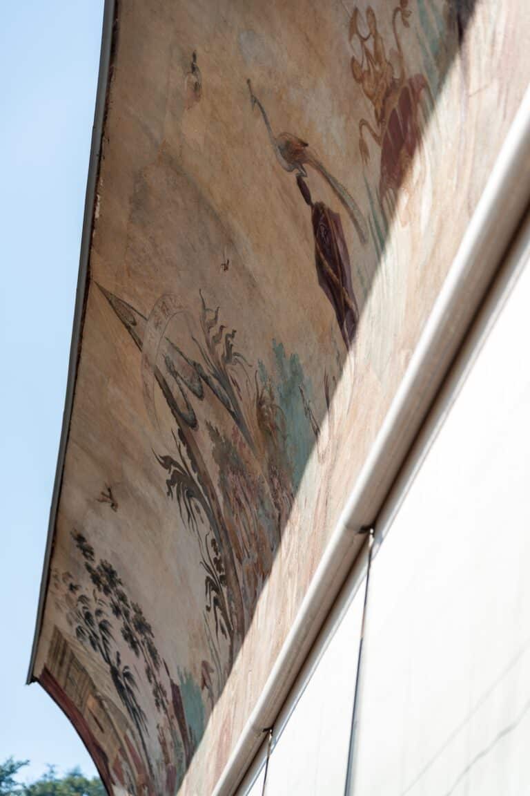 01231-florian-knusper-hochzeitsfotograf-wuerzburg-dekoratives-gemaelde-auf-fassade-Kloster Bronnbach