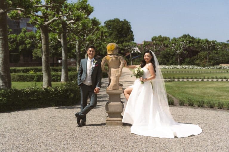 01232-2-florian-knusper-hochzeitsfotograf-wuerzburg-brautpaar-im-garten-Hotel Schindlerhof Nuernberg