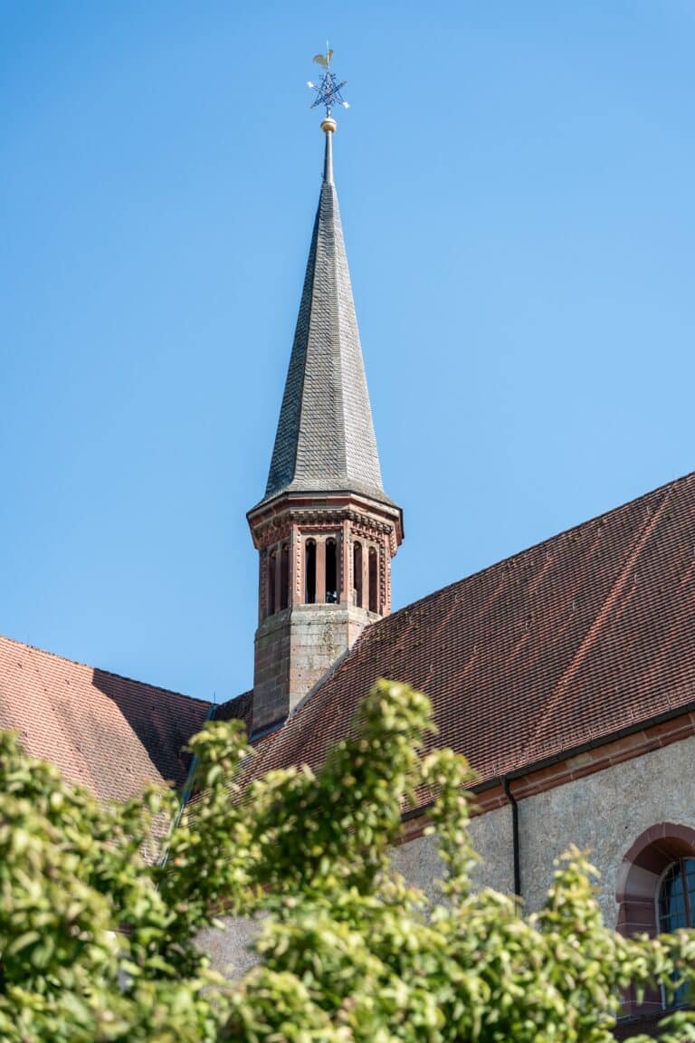 01233-florian-knusper-hochzeitsfotograf-wuerzburg-kirchturm-im-sonnenschein-Kloster Bronnbach