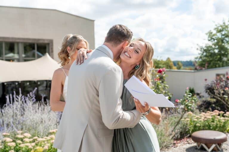 01243-florian-knusper-hochzeitsfotograf-wuerzburg-umarmung-im-garten-Villa Oriental