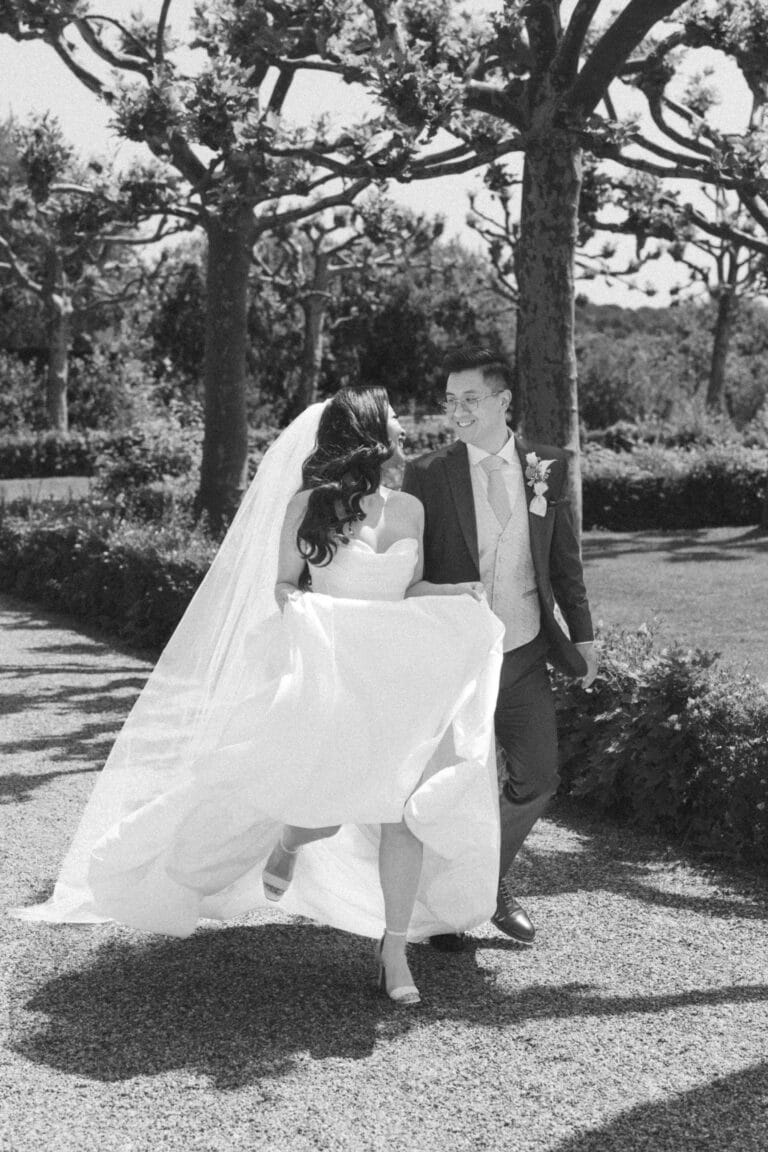 01271-3-florian-knusper-hochzeitsfotograf-wuerzburg-brautpaar-im-garten-Hotel Schindlerhof Nuernberg