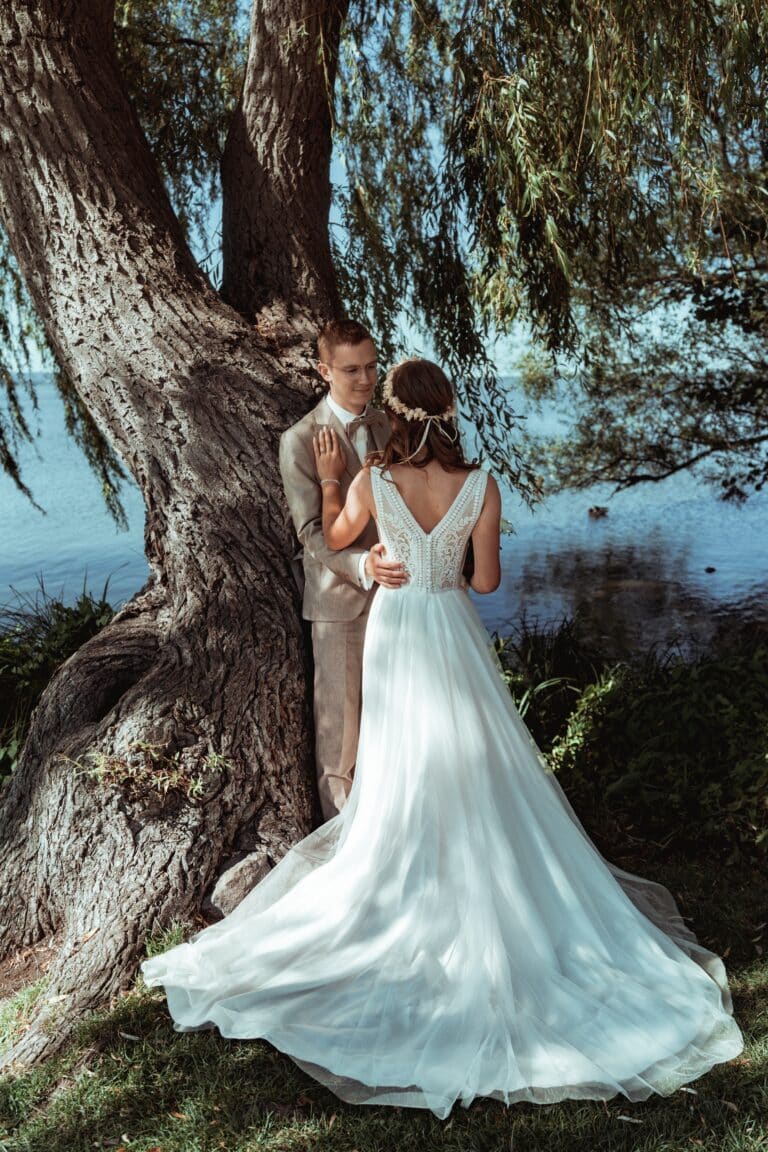 01271-florian-knusper-hochzeitsfotograf-wuerzburg-brautpaar-am-baum-Dänischer Pavillon