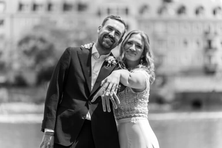 01274-2-florian-knusper-hochzeitsfotograf-wuerzburg-brautpaar-am-flussufer-Schlosshotel Steinburg Wuerzburg