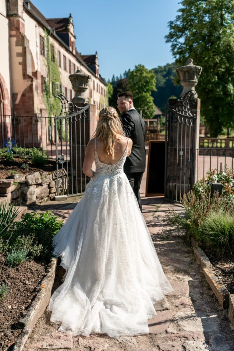 01276-florian-knusper-hochzeitsfotograf-wuerzburg-brautpaar-im-schlossgarten-Kloster Bronnbach